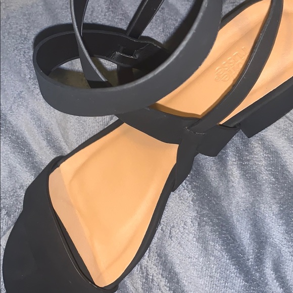 Black heels! - Picture 2 of 3